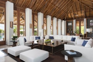 lounge und sitzgelegenheiten in einer edlen villa des luxuriösen modernen designer hotel und resort auf den turks- und caicosinseln in der karibik